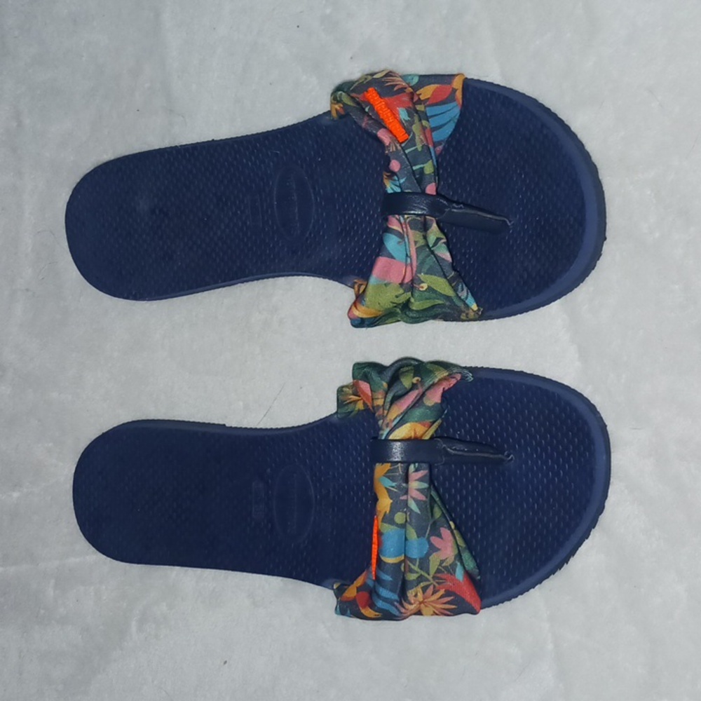 HAVAIANAS NAVY BLUE SOLE WITH TROPICAL PRINT FABRIC THONG
